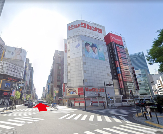 東口から伊勢丹まで進みます