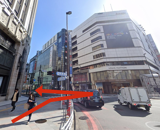 ルイヴィトン側の信号を渡って左に曲がります