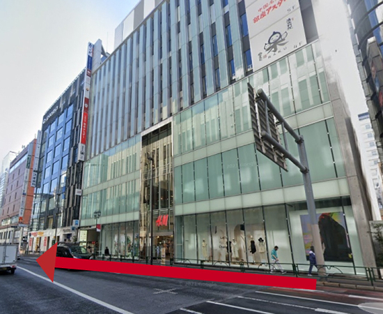 直進して「H＆M」を通り過ぎます