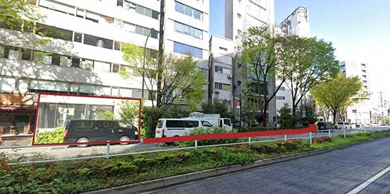 新宿三丁目駅の「C6出口」からエレベーターで出て直進します