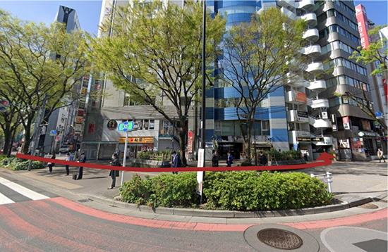 「松屋」の2軒先の「ドトールコーヒー」のビル8Fに「新宿きらきら歯科」はございます